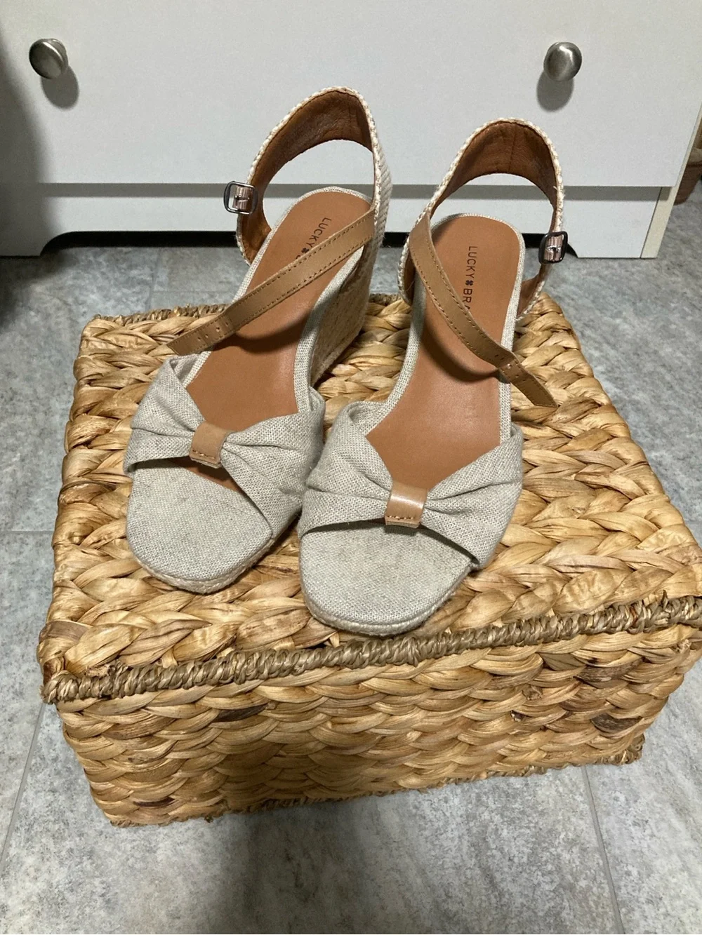 Lucky Brand Natural Linen Bow Wedge Sandals with Tan Straps. Size 6.